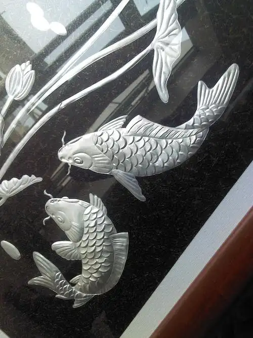 易拉罐画《鱼荷》