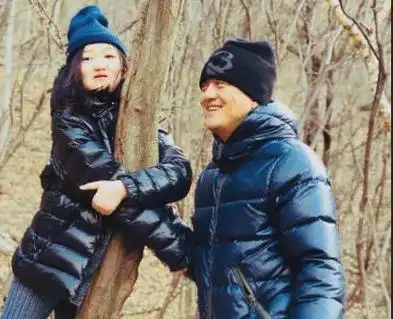 王菲母女同框,李嫣嘴唇完全修复,气质高冷撞脸年轻时的母亲|李亚鹏