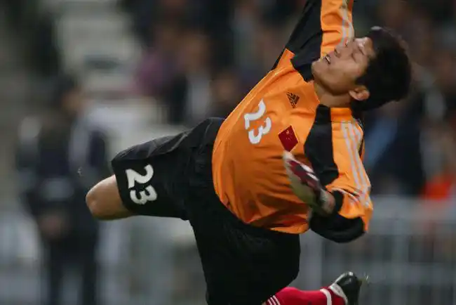 现在中国男子足球队有很多优秀的守门员,曾成和王大雷都是国内守门员.