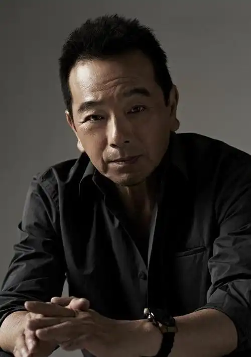 张晨光长期吃剩饭菜一件衣服穿35年却因一场直播被骂哭