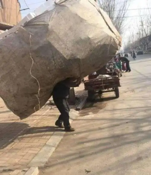 女本柔弱,为母则刚,每张照片都有一个心酸的故事