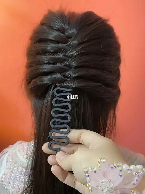 慢动作教你用这个神器编满头鱼骨辫