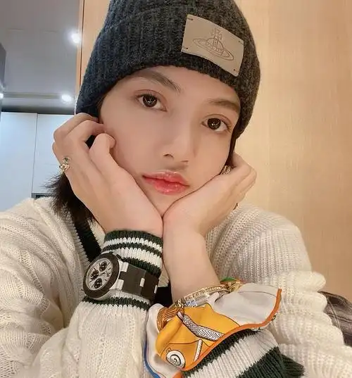 想求女生托脸头像