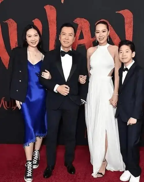 甄子丹一家罕露面,老婆女儿穿抹胸裙秀身材,儿子小眼睛不像爸妈_风格