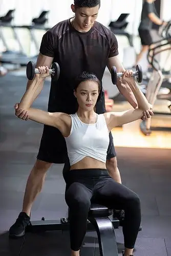 年轻女士在健身房上私教课