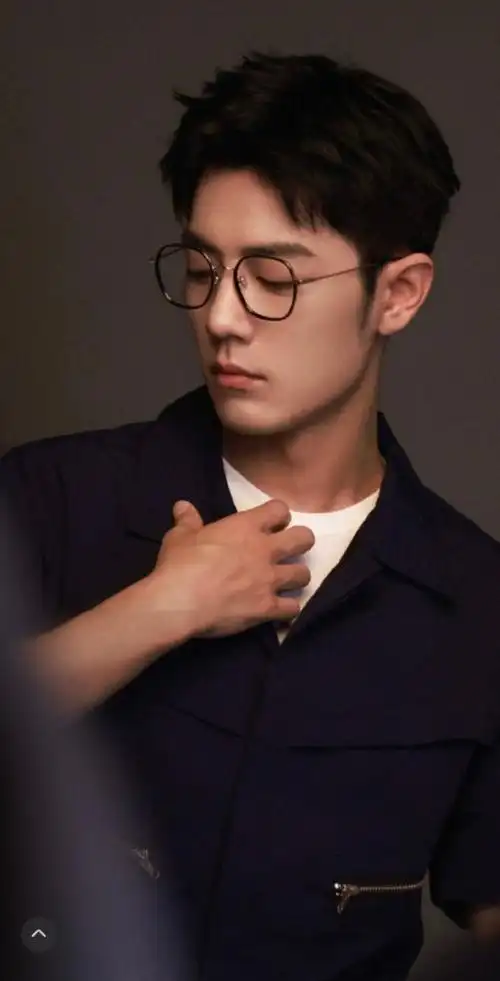 肖战好适合戴眼镜##肖战工作室发了15宫格##肖战