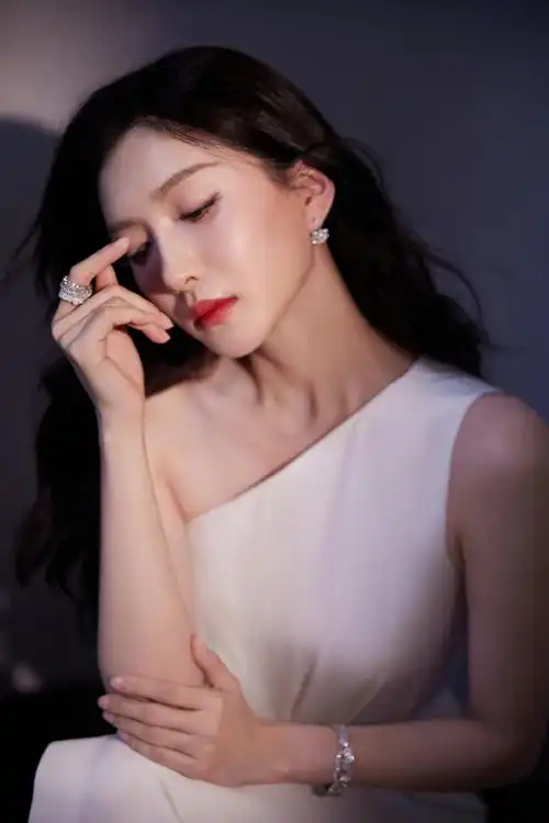 中国电影华表奖##江疏影出发图剧透##江疏影包里有两只锦鲤