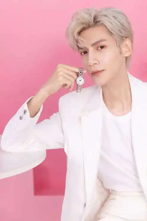 天梭全球形象代言人罗云熙演绎小美人系列腕表,与小美人一起发光1