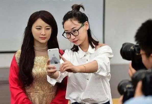 中国机器人老婆精美绝伦,发售一小时卖出一万台,男人更喜欢它吗
