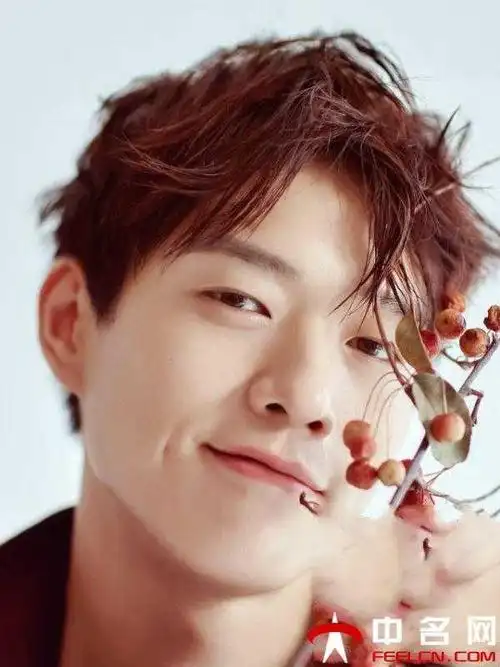 魏大勋抽烟照片熟练的姿势一看就是老手