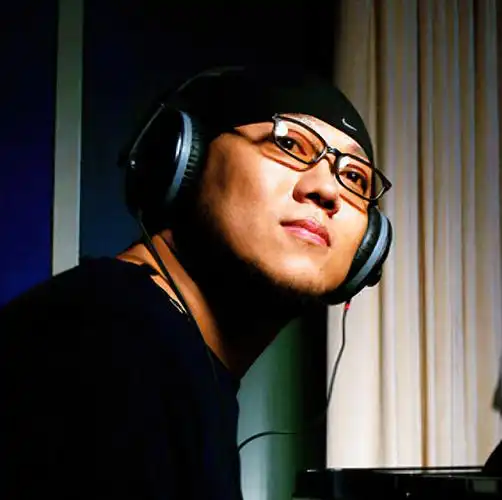 的周迅一样,窦鹏也是一名歌手,而且还是我国著名摇滚歌手窦唯的弟弟