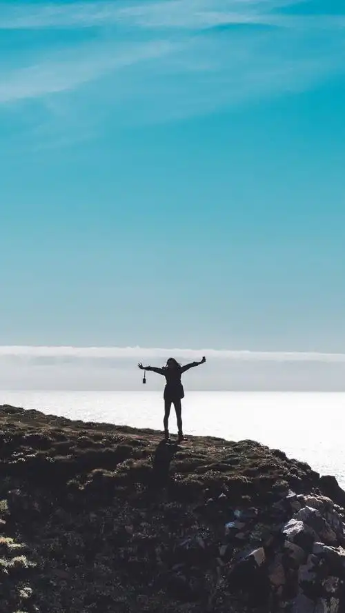 唯美清新自然旅行背影