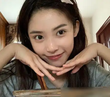 半藏森林跟阿沁一样,都是网络上的一位网红,但是因为她年龄小,所以