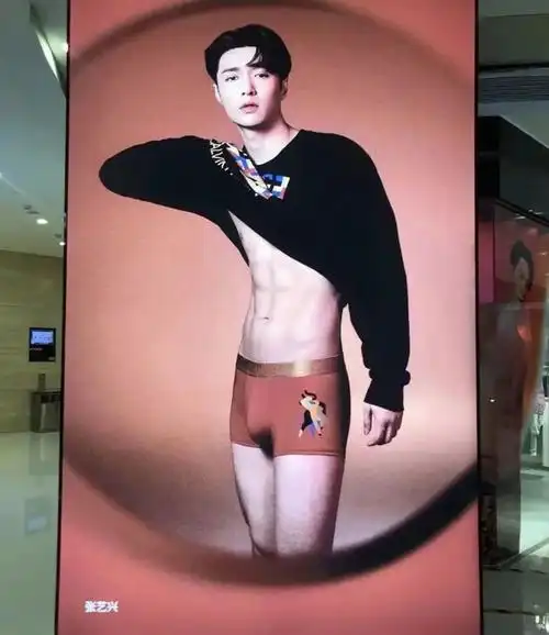 经常因为身材上热搜的王嘉尔拥有非常漂亮的6块腹肌肩背肌看起来也很