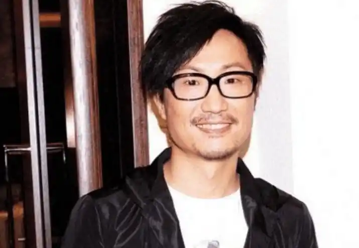 郑中基,2000年郑中基在从洛杉矶飞往台北的飞机上酒后闹事,不仅骚扰