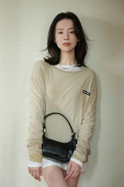 董洁的状态终于回来了:发不过胸,衣服叠穿,时尚洋气