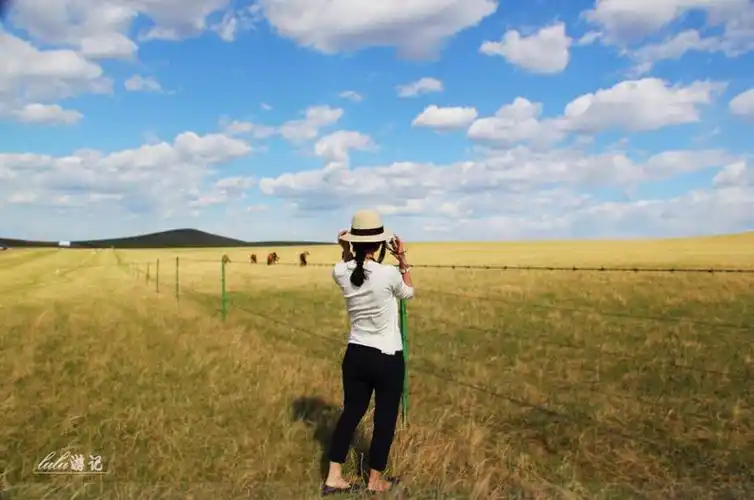 背着瑜伽垫在草原上懒懒的游荡