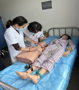 校医院开展医护人员心电图操作培训