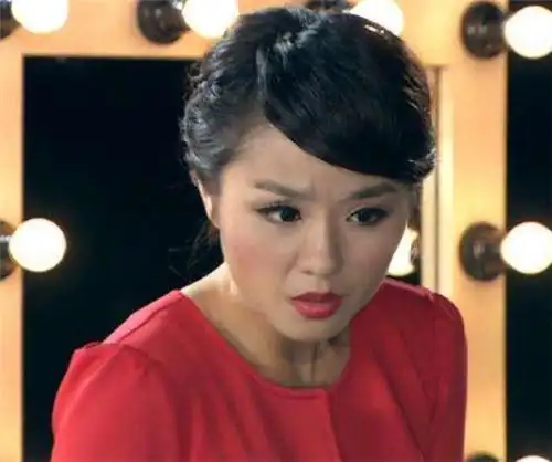 还记得《爱情公寓》lisa榕吗?素颜带儿子出去玩,皮肤状态很好