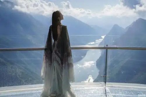 亲吻大自然与美女一起看花开开落游走在山海间