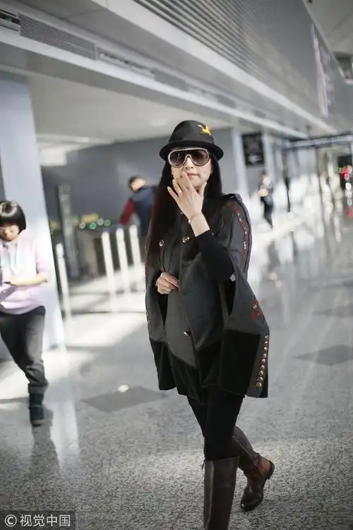 张庭斗篷装配长靴俯身与儿子玩亲亲 林瑞阳白发苍苍皮肤松弛老化严重