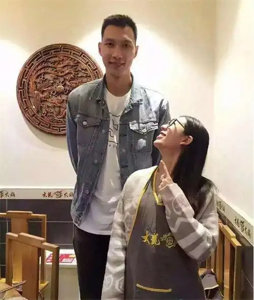 易建联老婆身高合照曝光 这简直就是最萌身高差啊
