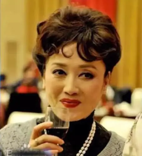 马德华到了结婚年龄还是一贫如洗,但是他的老婆侯玉敏也没有嫌弃他