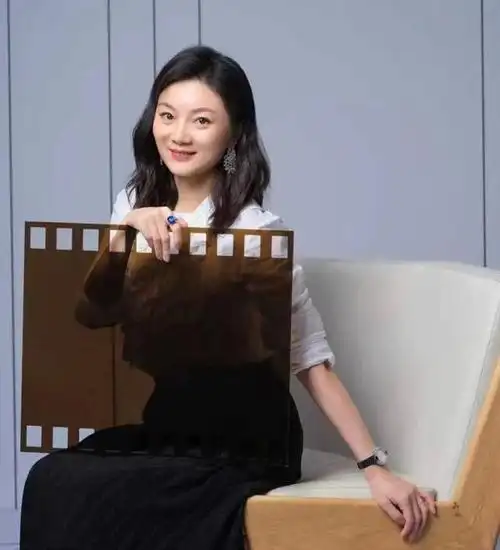 陈婷近照曝光穿碎花裙陪伴老公买豪车和张艺谋同框像父女