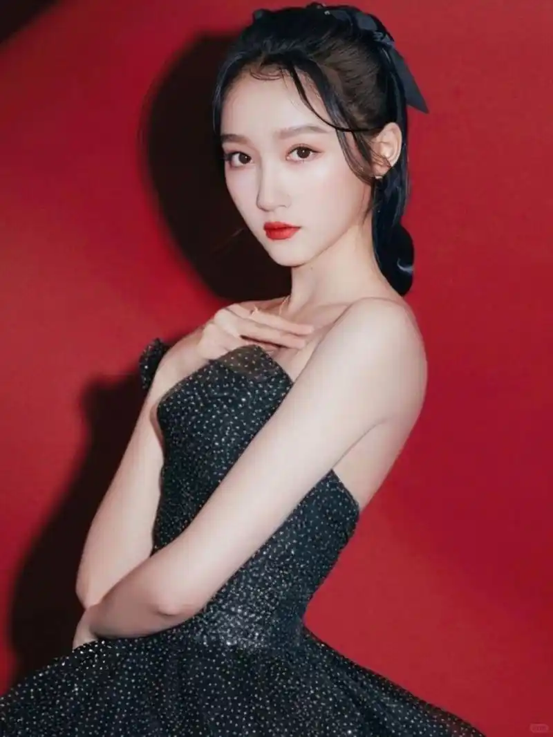 我刚刚为你精心收集了一组珍贵的关晓彤图片,它们不仅仅是简单的影像