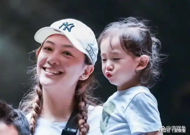 陈小春小儿子3岁生日照hoho留长发显秀气被网友恶评脸长眼小