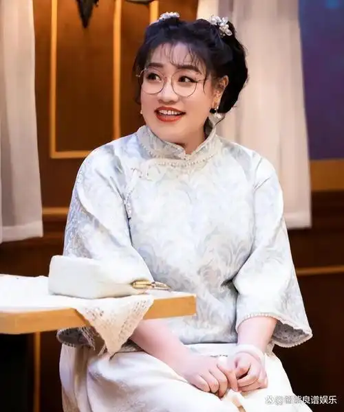 然而,核心事件却是一出由英国籍演员蒋诗萌呈现的小品《那能一样吗》