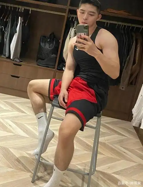 组图:健身型男自拍生活写真照,好身材,颜值高,360度都有范!