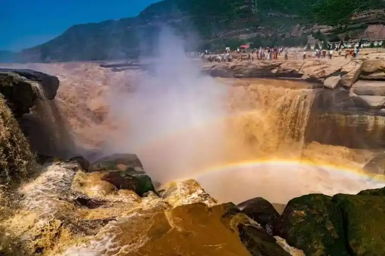 宜川:壶口瀑布迎秋汛 水雾翻腾现彩虹-延安气象