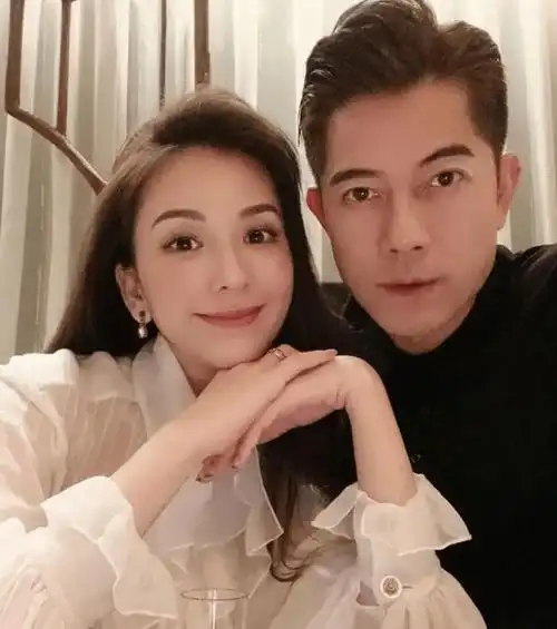 此外,方媛还晒出了自己现在的照片,以此作为对比.