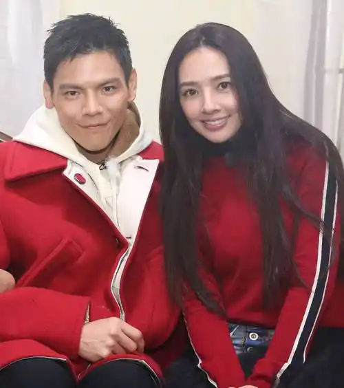 郭碧婷撞脸向华强!3岁女儿正面神似向佐,戴6位数帝王绿翡翠手链