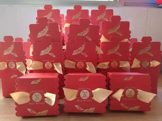 亲手组装喜糖的盒子,可爱的造型,融入了满满祝福.