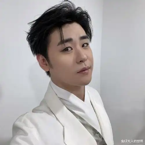 德云社张云雷发文晒工作自拍照引热议网友没人能随便成功