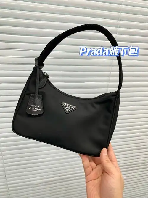 2000款颜色还是比较多选择.#prada腋下包