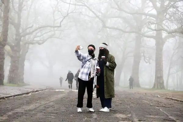 英国伦敦雾锁全城 民众雾中出行兴奋自拍