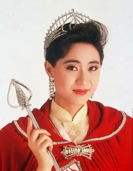 重压之下陈法蓉果断的剪短了自己的长发