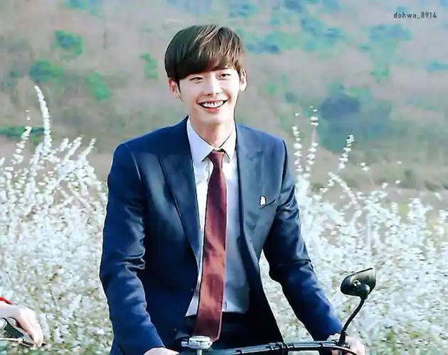 帅气韩国欧巴李钟硕颜值回归,个人ig 晒短发时尚新照!