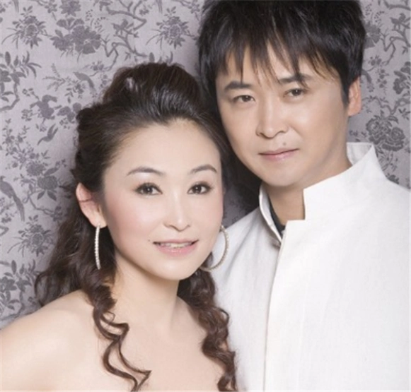 黄磊和孙莉,两人的恋情是大学师哥追师妹的常见套路,当时作为研究生的