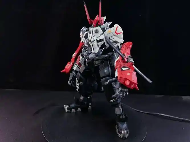 拳套上面可以搭载巴巴托斯的太刀,同时它也是非常坚固