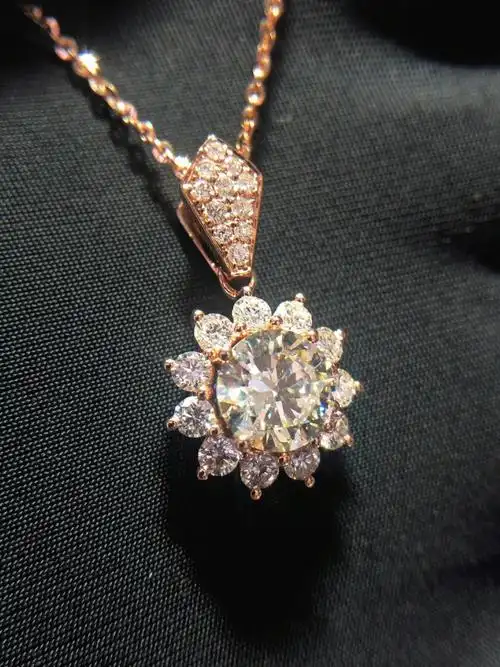 钻石世家一克拉钻石吊坠