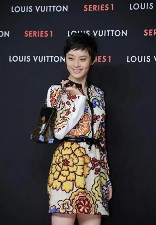 孙俪虽然个子不高但穿印花裙配高跟鞋筷子腿还是很吸睛