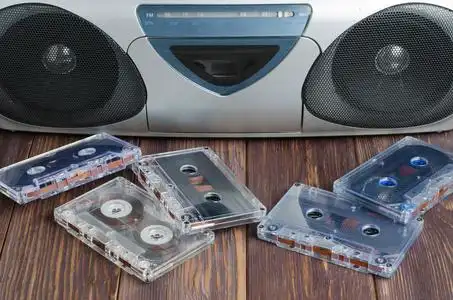 旧的盒式磁带录音机图片