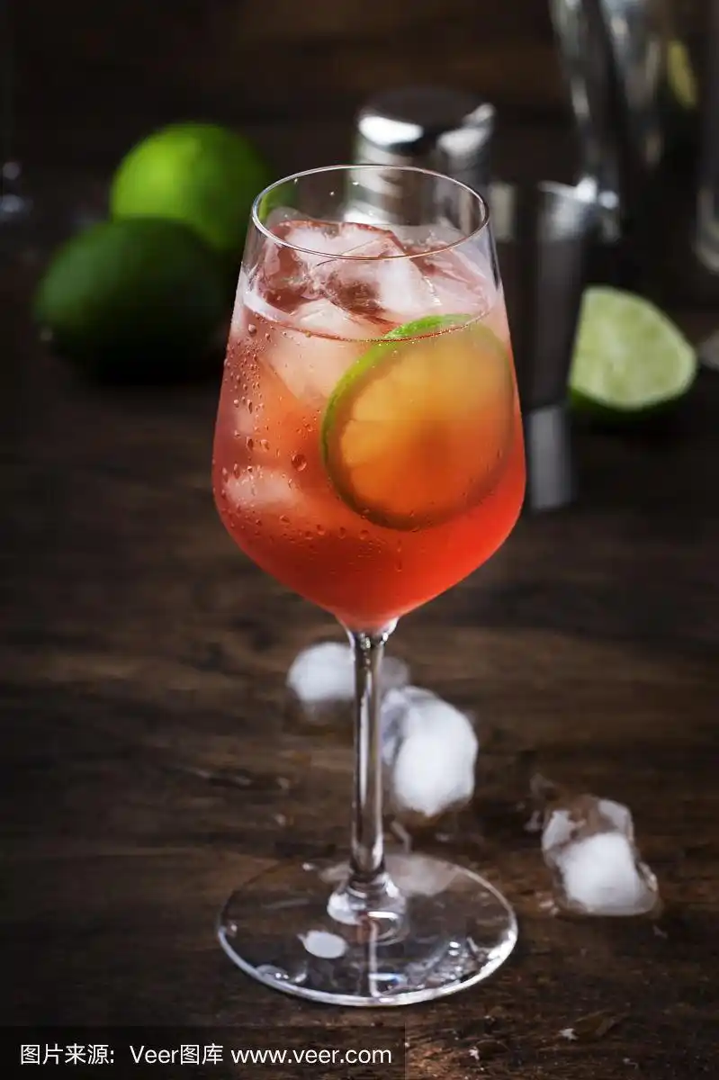 金巴利汤力酒精鸡尾酒,红苦,汤力,酸橙和冰.