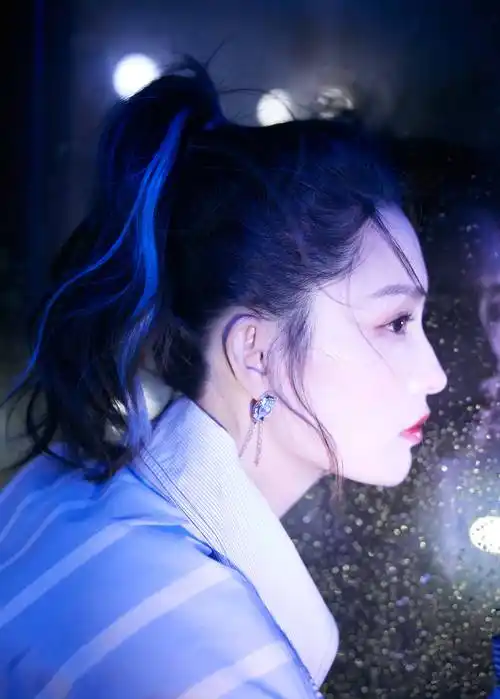 李沁生日时尚写真释出 黑发配红色长裙变俏皮少女