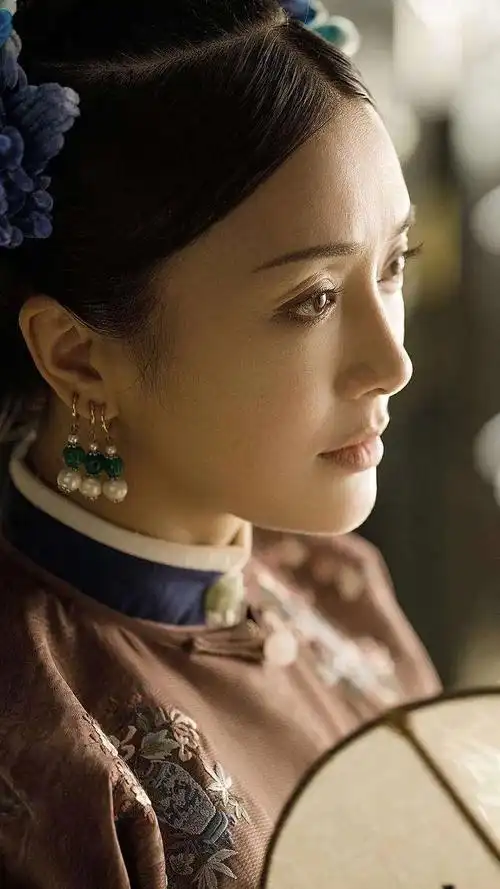 秦岚为了塑造好这个角色还增肥18斤,也算是她古装造型里最特别的存在