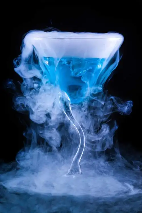 黑色背景下美丽的蓝色鸡尾酒